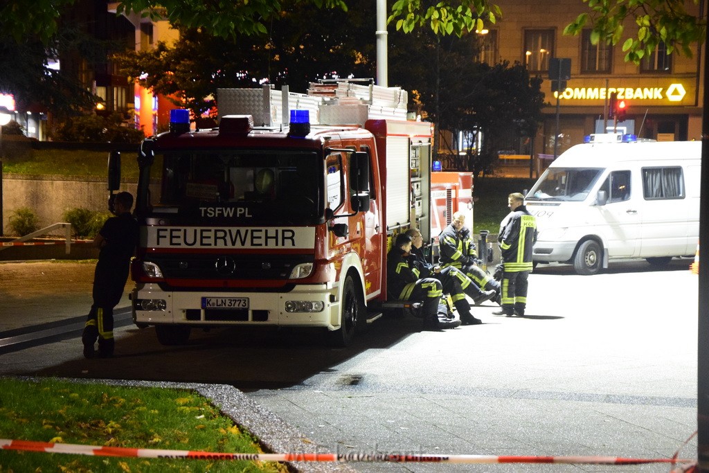 Einsatz BF Messerstecherei Koeln Neustadt Nord Eberplatz Platzmitte P144.JPG - Miklos Laubert